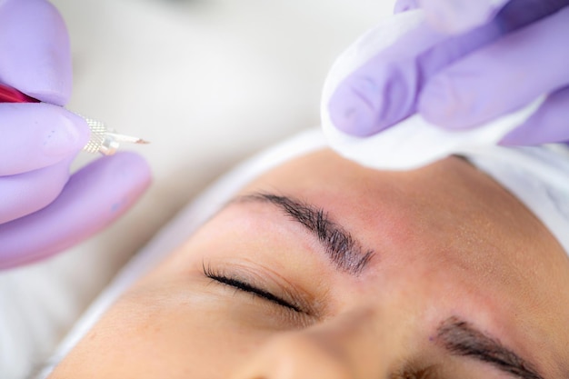 Microblading Sourcils Procédure de maquillage semi-permanent