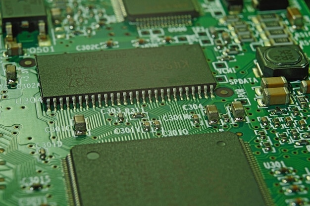 Microchips sur une carte de circuit imprimé. Système électrique.