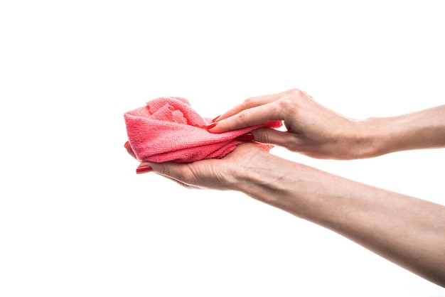 Microfibre de chiffon dans une main féminine avec des ongles rouges isolés sur fond blanc