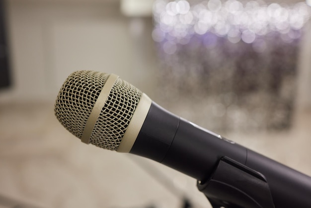 Microphone au-dessus de la photo floue abstraite de la salle de conférence ou de la pièce de séminaire en arrière-plan