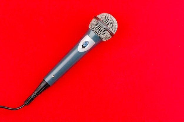 Microphone audio vocal sur fond rouge.