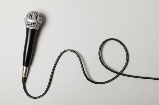 Microphone et câble sur fond gris uni