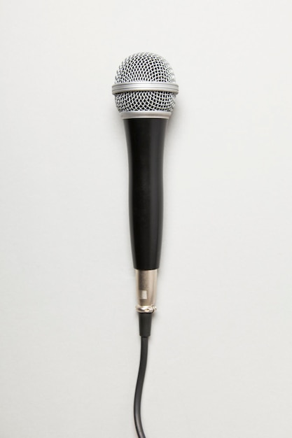 Microphone et câble sur fond gris uni