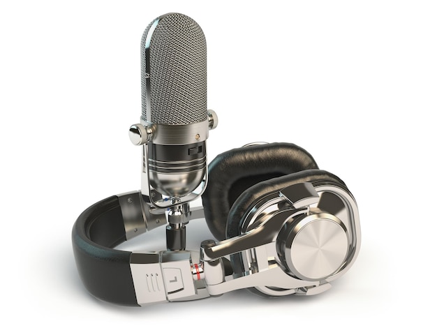 Microphone et casque isolés sur blanc Enregistrement audio ou concept radio