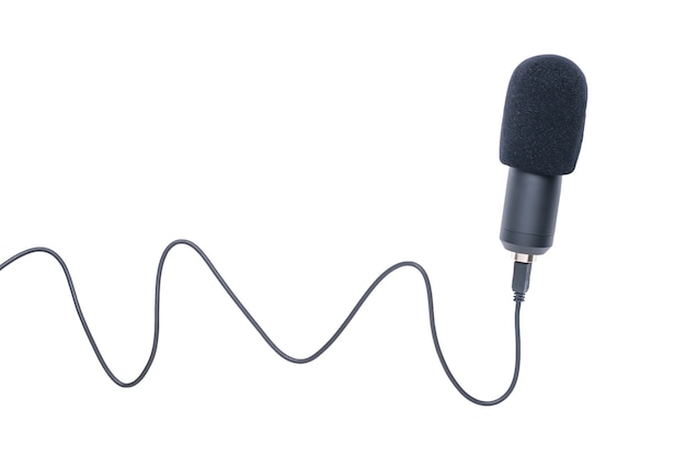 Microphone à condensateur avec fil isolé sur surface blanche