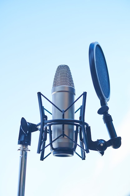 Microphone à condensateur de studio sur fond de ciel. Espace de copie.