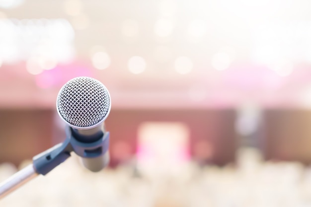 Microphone en conférence sur fond d&#39;événement salle de séminaire