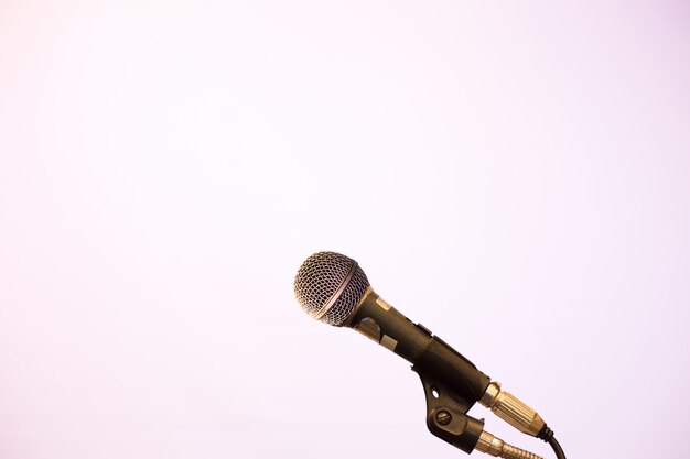 Microphone dans le fond de la salle de conférence ou de séminaire.