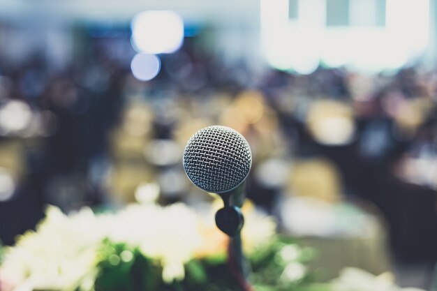 Microphone dans une salle de concert ou une salle de conférence