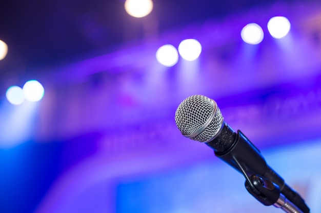 Microphone dans la salle de conférence ou la salle de séminaire.