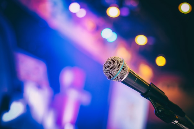 Microphone dans la salle de conférence ou la salle de séminaire