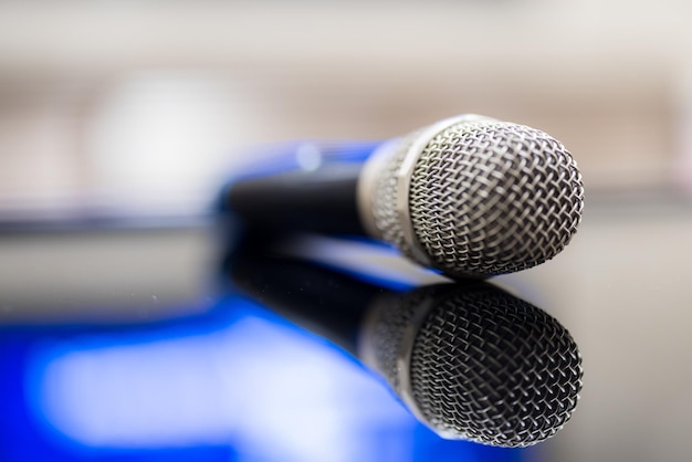 Photo microphone dans la salle de karaoké