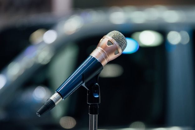 Microphone dans la salle de réunion pour amplifier la conversation