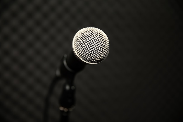 Microphone dans un studio de musique pour la pratique de musicien ou enregistrer la musique