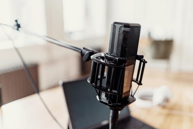 Microphone dans le studio pour une interview Good News Enregistrement diffusé en direct de l'émission de podcast