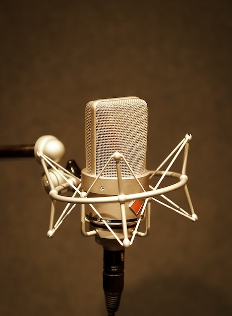 Microphone Dans Une Technologie De Salle D'enregistrement Professionnelle Et Microphone De Concept D'équipement Audio