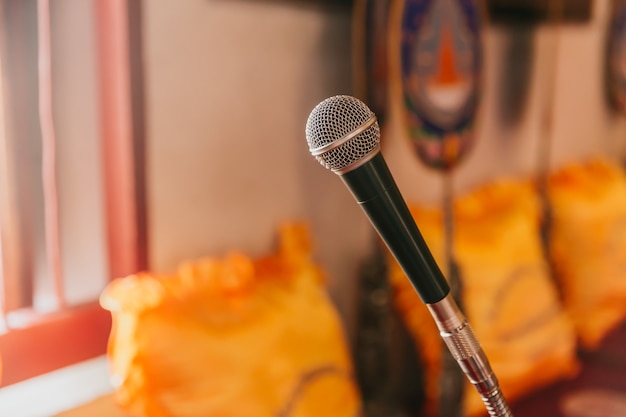 Photo microphone dans un temple thaïlandais pour un moine bouddhiste priant et un sermon dans une église thaïlandaise