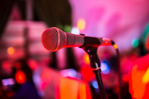 Microphone debout sur scène dans une boîte de nuit