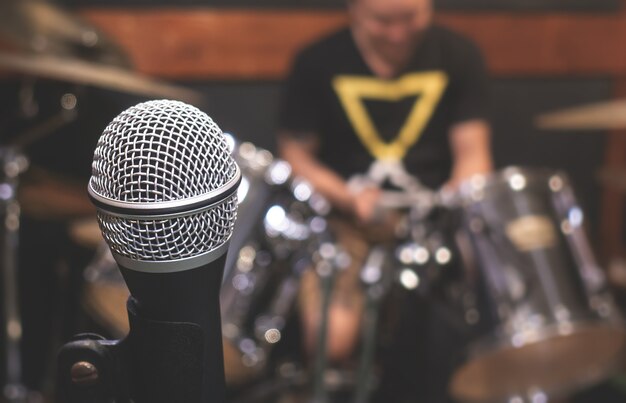 Microphone dynamique dans la salle de répétition du studio de musique