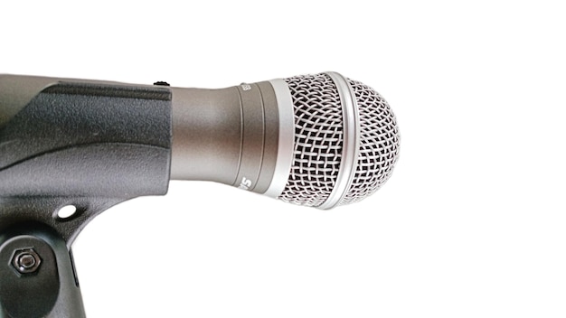 Un microphone dynamique sur fond blanc pour l'enregistrement en studio