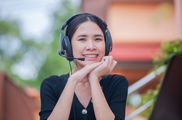 Microphone de focalisation Femmes asiatiques travaillant à domicile service de centre d'appels consulter le support, travail professionnel nouveau