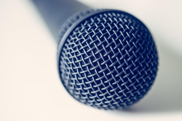 Microphone avec fond blanc