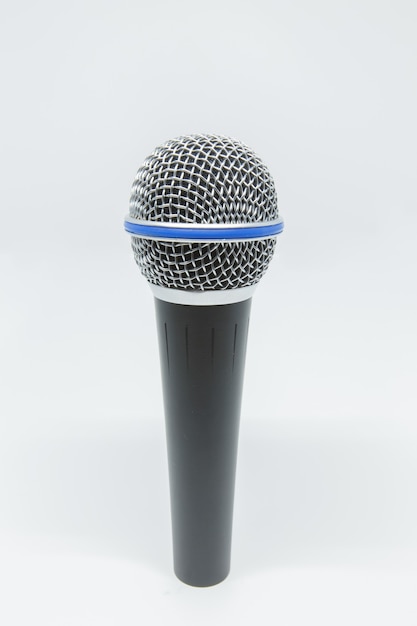 Un microphone sur fond blanc