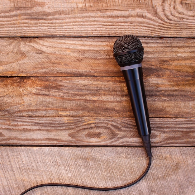 Microphone sur fond de bois image tonique