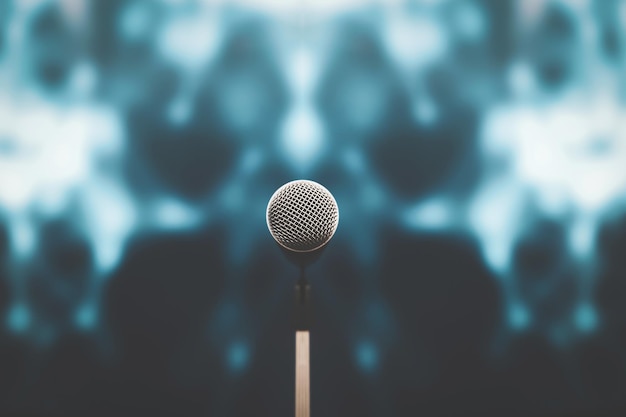 Microphone avec fond clair de scène pour le concept de performance de commentaire de discours et de prise de parole en public