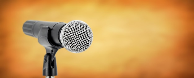 Microphone avec fond clair de scène pour le concept de performance de commentaire de discours et de prise de parole en public