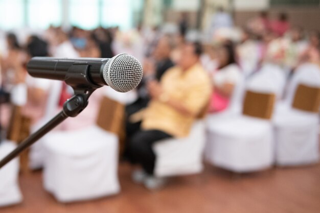 Microphone sur le fond de la conférence