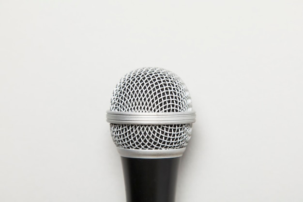 Microphone sur fond gris uni