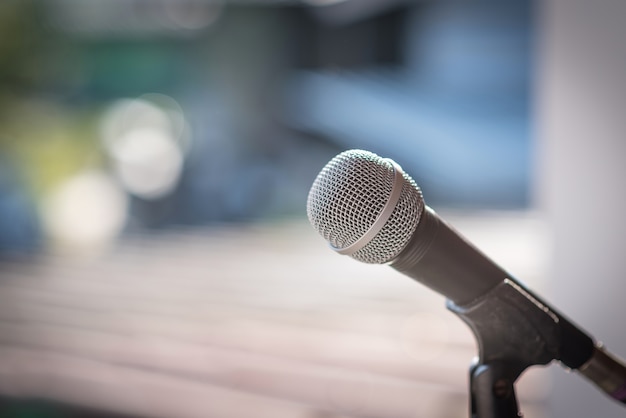 Microphone avec le fond de nature floue abstraite