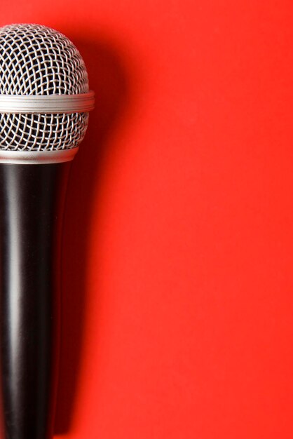 Microphone sur fond rouge vif