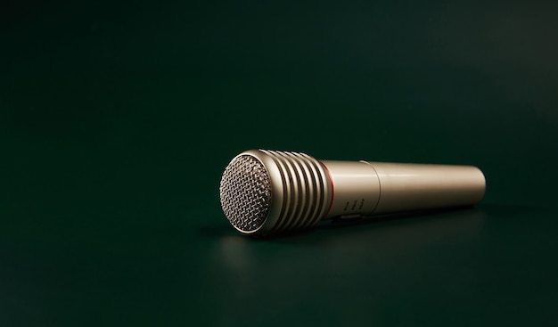 Microphone sur fond vert foncé