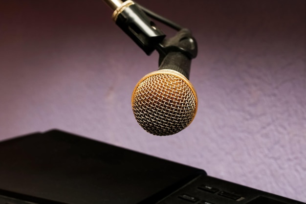 Photo microphone sur fond violet gros plan