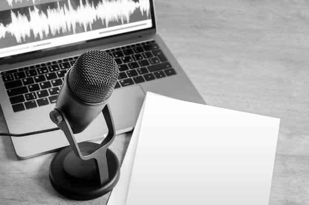 Photo microphone et forme d'onde sur l'écran et feuille blanche