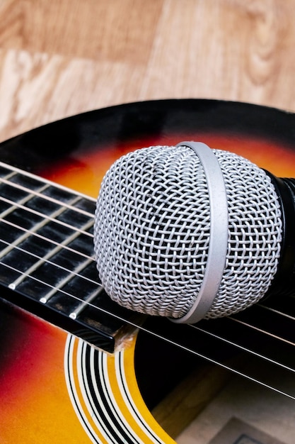 Microphone et guitare sur un fond en bois