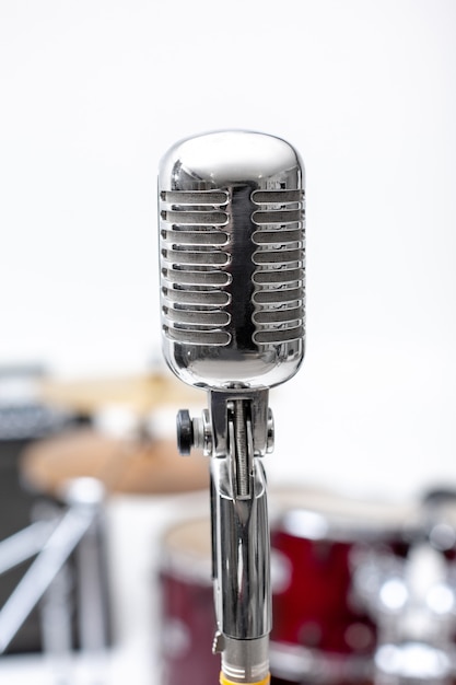 Photo microphone et instrument de musique. microphone dans un studio d'enregistrement avec tambour