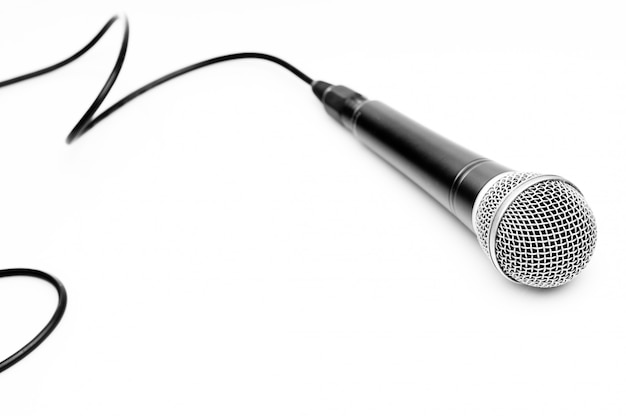 Microphone isolé sur blanc
