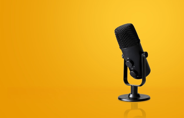 Microphone sur jaune avec flou artistique