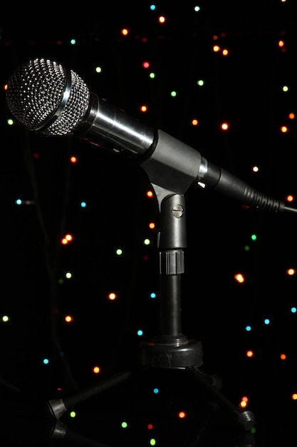 Photo microphone sur pied sur fond clair