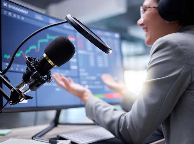 Microphone de podcast du marché boursier et diffusion en direct de la croissance des investissements avec le présentateur de radio Fintech influenceur stocks chat et communication d'informations commerciales du haut-parleur en ligne des médias sociaux
