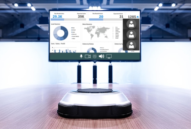 Microphone portable sur table avec maquette de présentation sur écran de télévision dans la salle de réunion