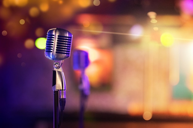 Photo microphone pour karaoké de musique sonore en studio audio ou sur scène technologie de micro arrière-plan de divertissement de concert vocal équipement de diffusion vocale performance musicale pop rock en direct