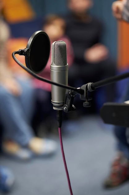 Microphone professionnel dans un studio d'enregistrement agrandi Microphone pour équipement d'enregistrement