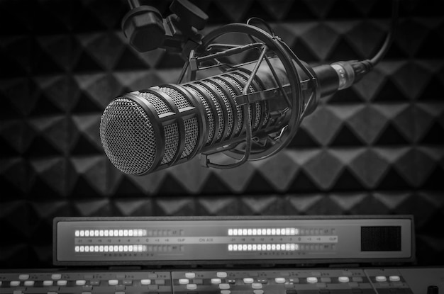 Microphone professionnel et mixeur de son dans un studio de radio