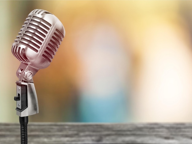 Microphone sur résumé flou de la parole dans la salle de séminaire ou la lumière de la salle de conférence parlante,