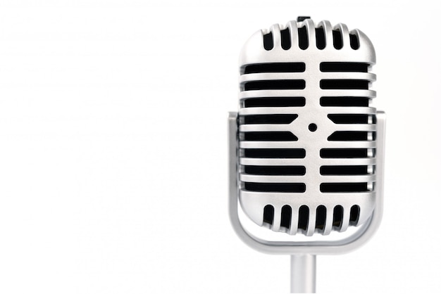 Un microphone rétro sur fond blanc.