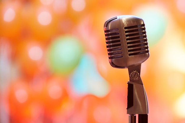 Microphone rétro sur fond orange des lumières du restaurant